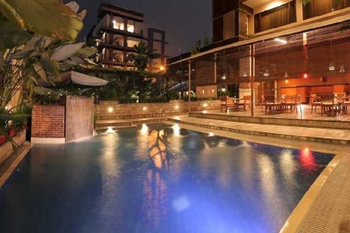 Hotel with Pool