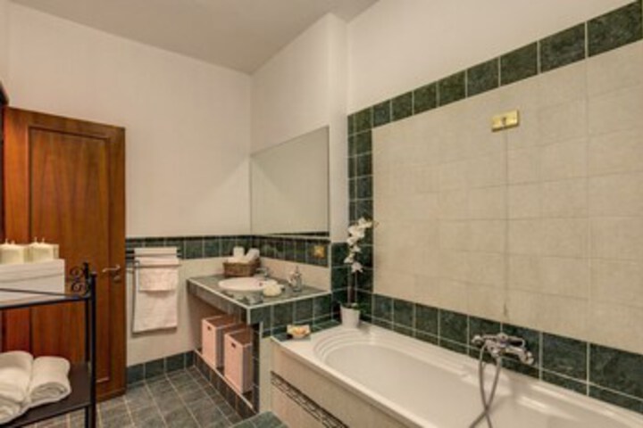 Room 5 of 33