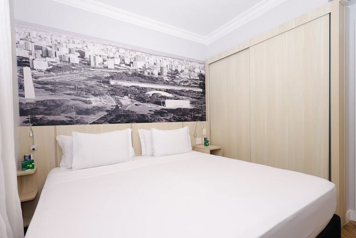Room 37 of 143