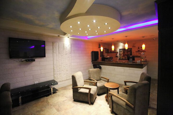 Lounge 20 of 22