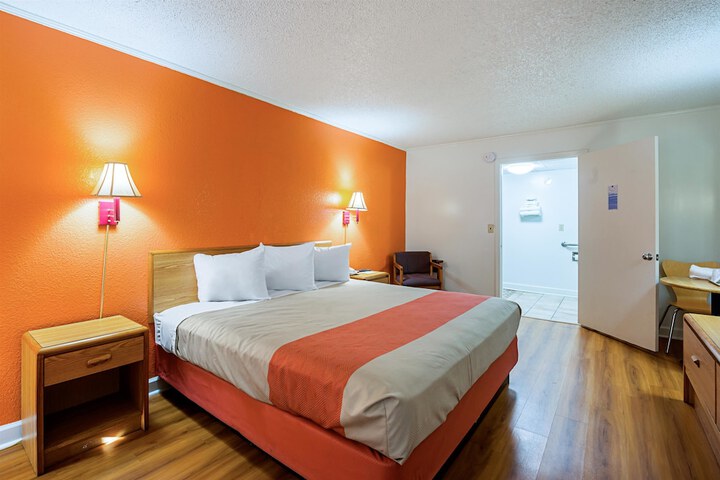 1 King Bed (10 of 14)