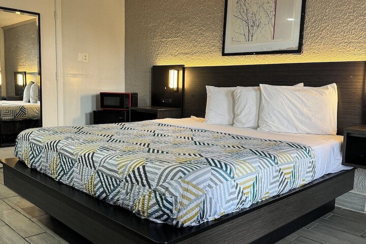 Room 16 of 40