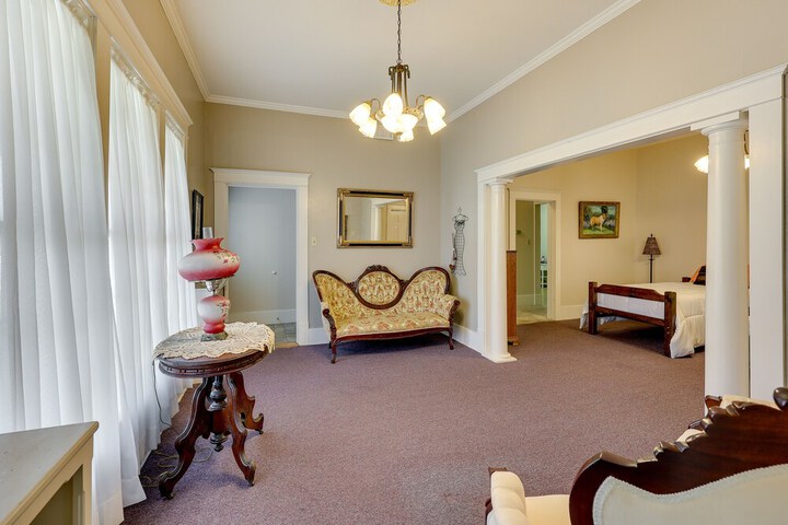 Paris Vacation Rental 15 Mi to Mount Magazine!