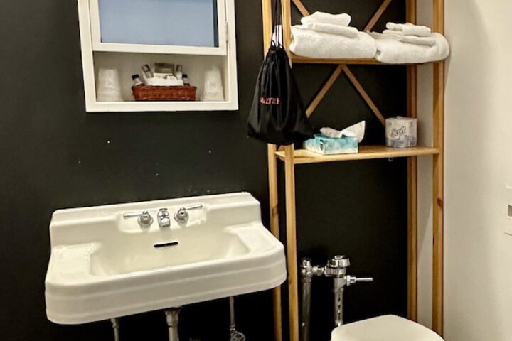 Room 40 of 85