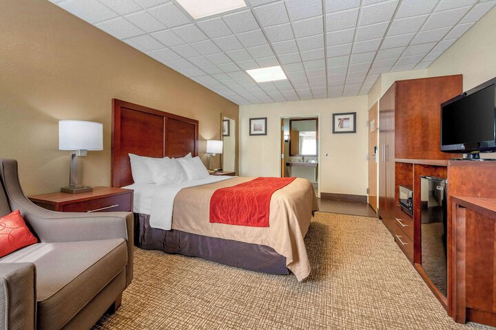 1 Queen Bed (2 of 16)