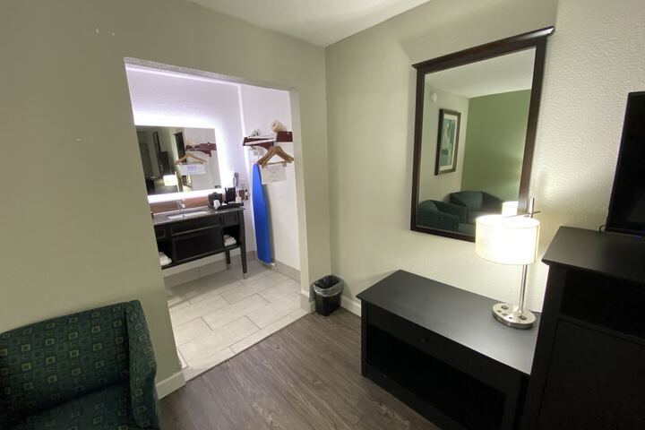 1 King Bed Work Desk Work Space Table and Chairs Microwave and Refrigerator, Coffee and Tea Maker Full Breakfast (6 of 40)