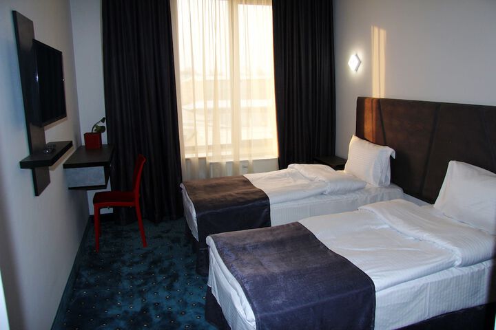 Room 6 of 28