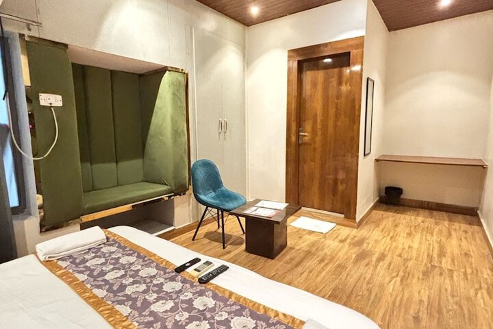 Room 17 of 38