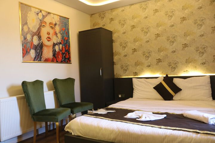 Room 7 of 13