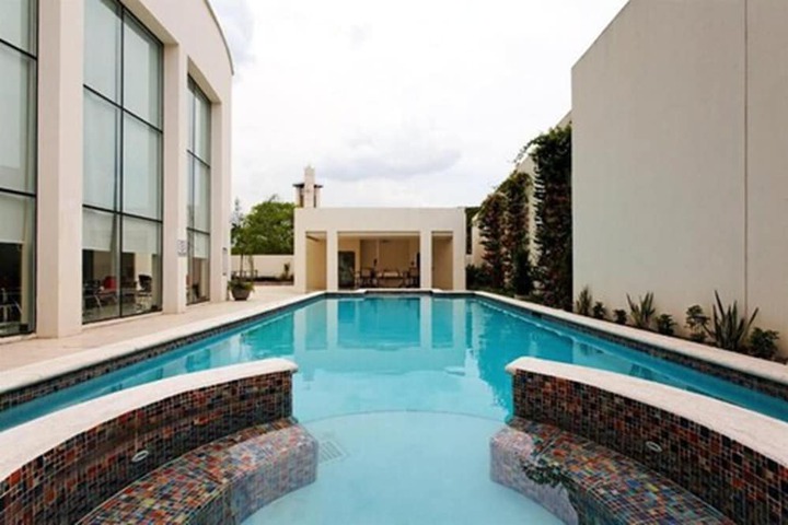 Hotel Pool