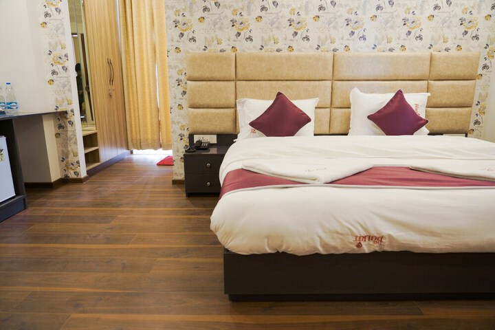Room 6 of 18