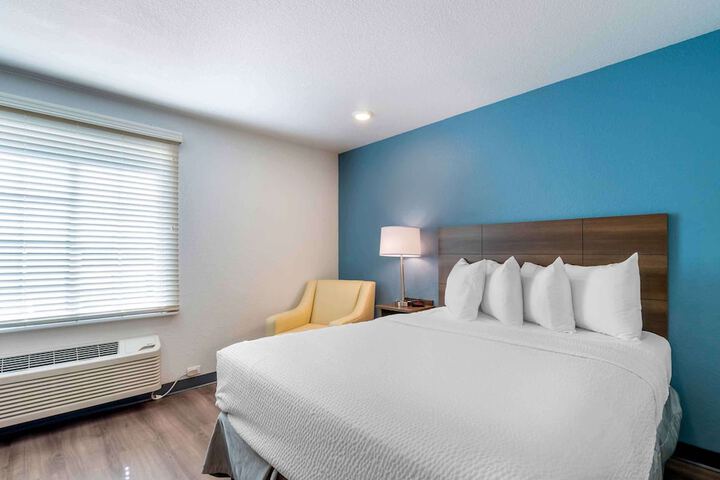 Studio 2 Queen Beds Accessible (9 of 10)