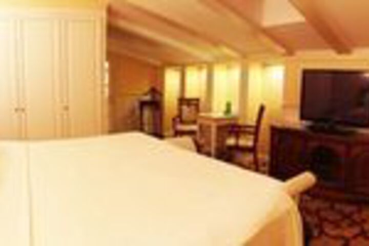 Room 8 of 16