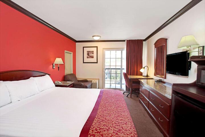 Deluxe King Bed (7 of 7)