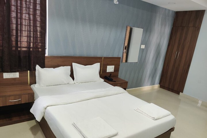 Room 4 of 9