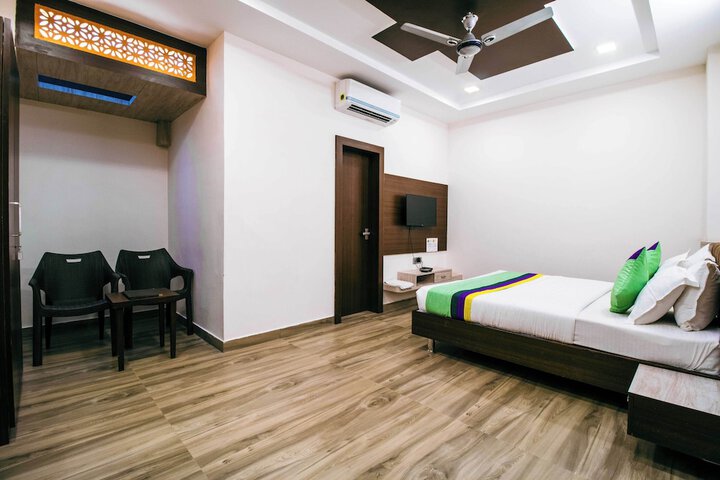 Room 13 of 37