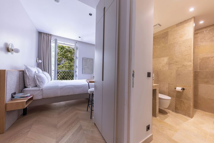 Room 42 of 158