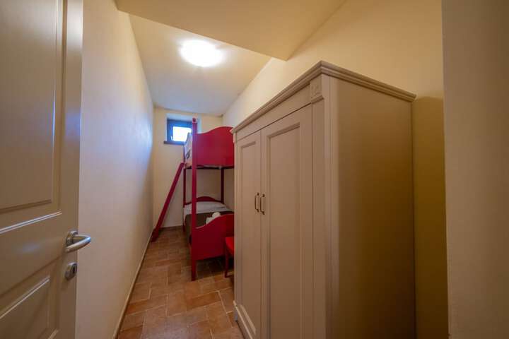 Room 12 of 83