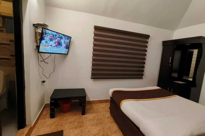 Room 10 of 13