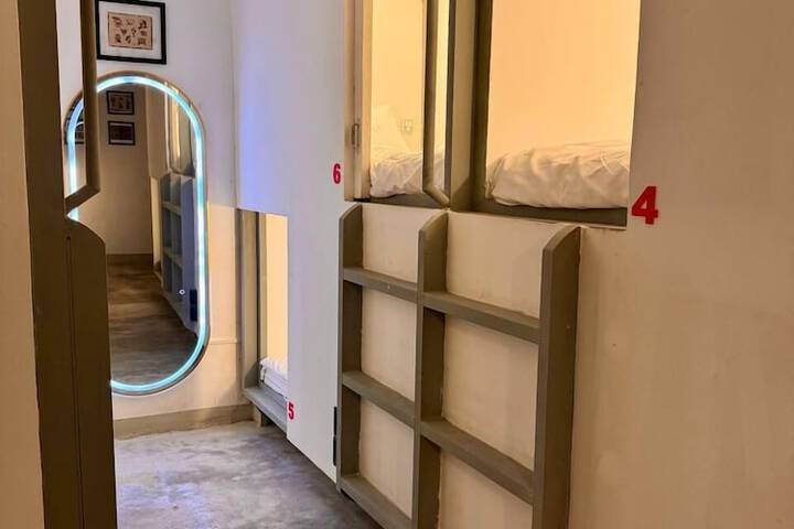 Room 9 of 18