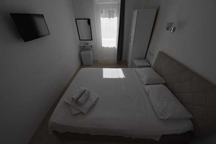 Room 15 of 33
