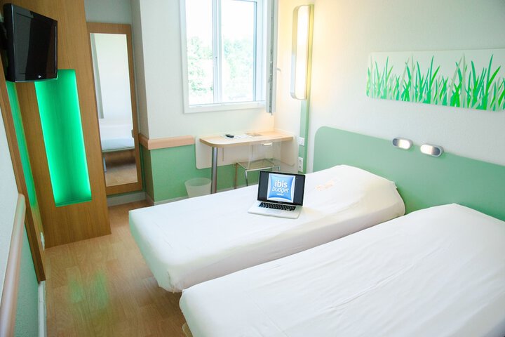 Room 9 of 25
