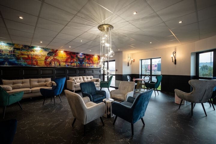 Lounge 17 of 20