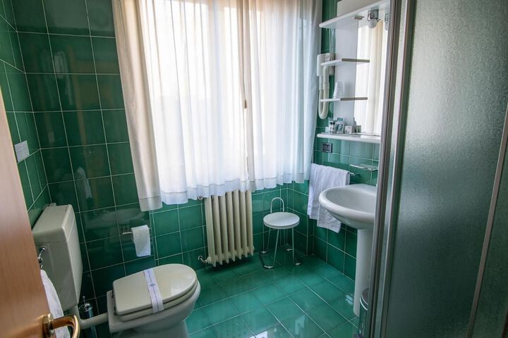 Room 10 of 19