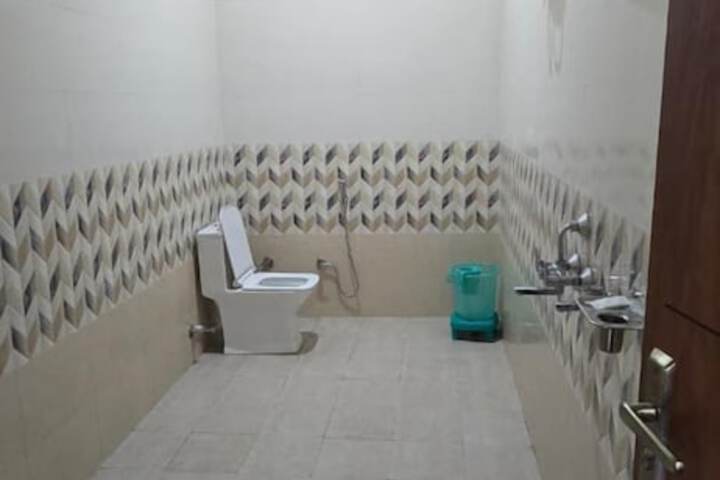 Room 6 of 9