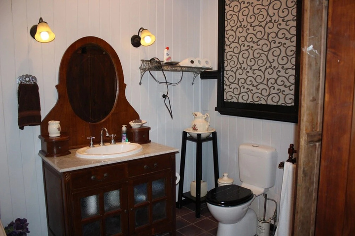 Room 4 of 7
