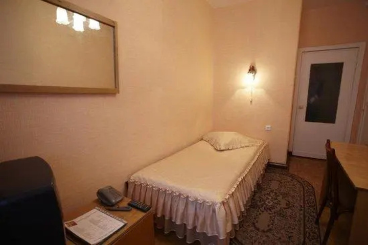 Room 6 of 8