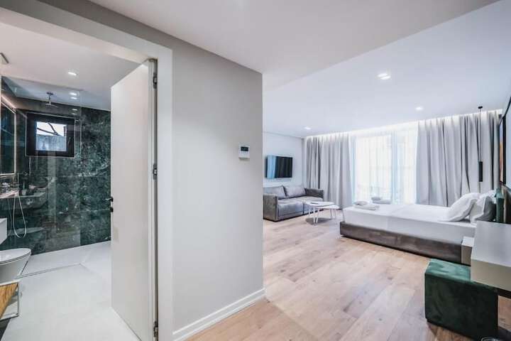 Room 18 of 186