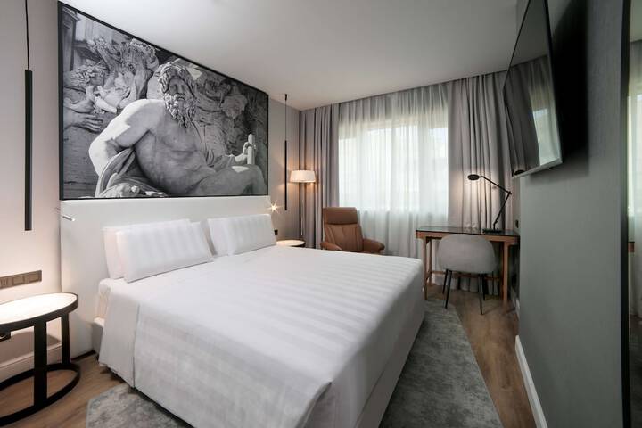 Room 28 of 179