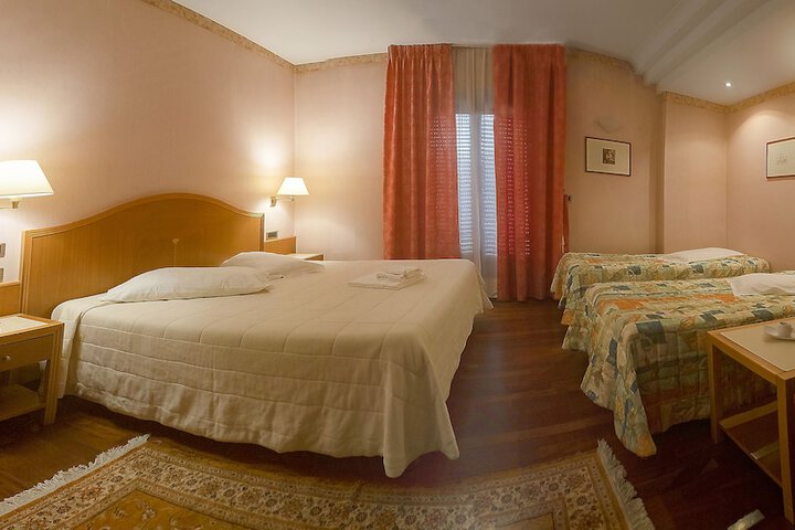 Room 8 of 16
