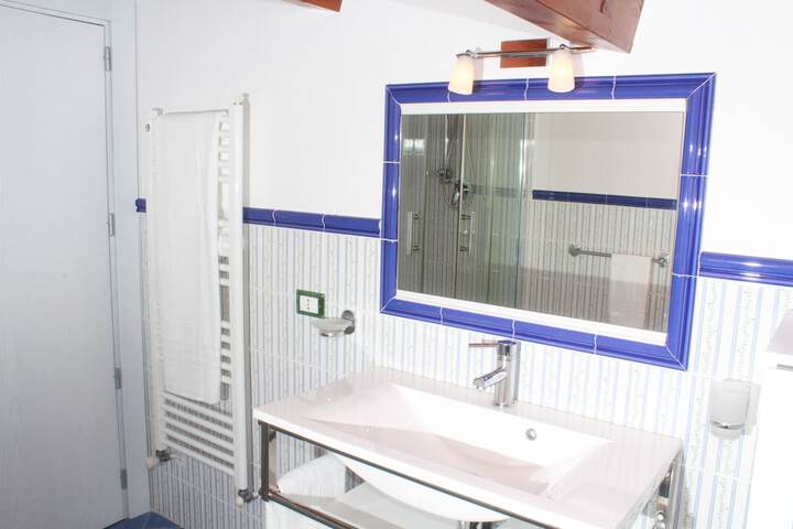 Room 12 of 27