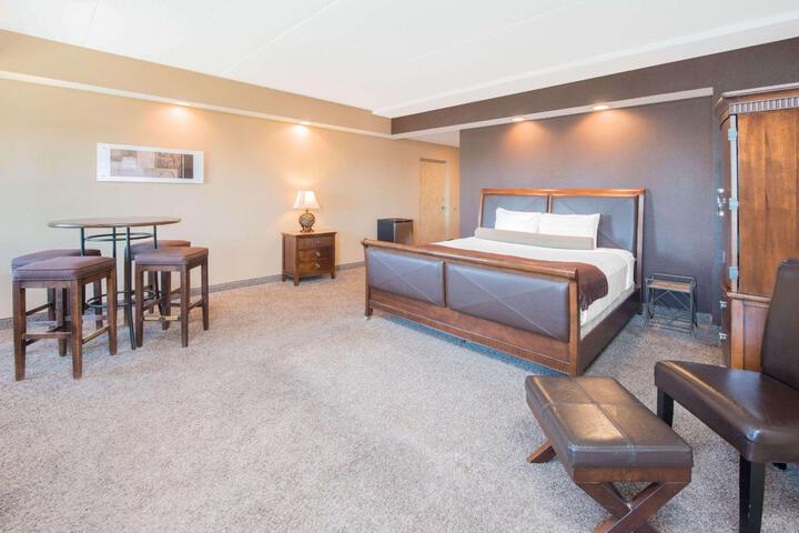 1 Queen Bed (4 of 29)