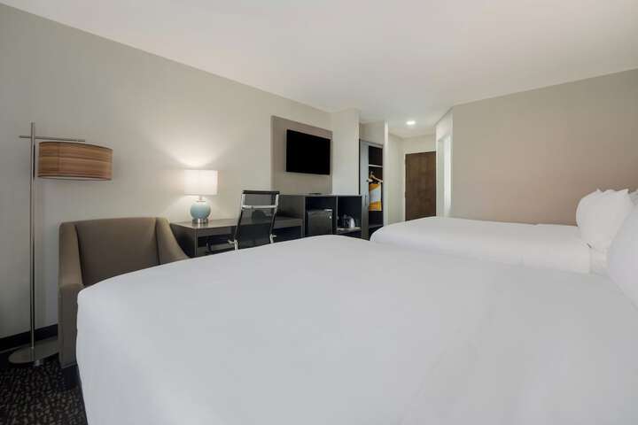 2 Queen Beds (5 of 12)