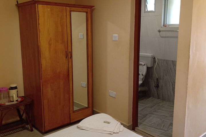 Room 13 of 33