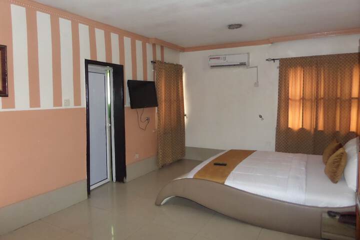 Room 11 of 16