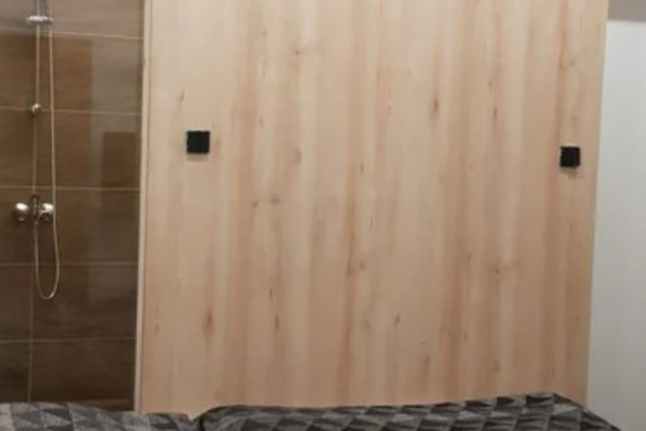 Room 6 of 11
