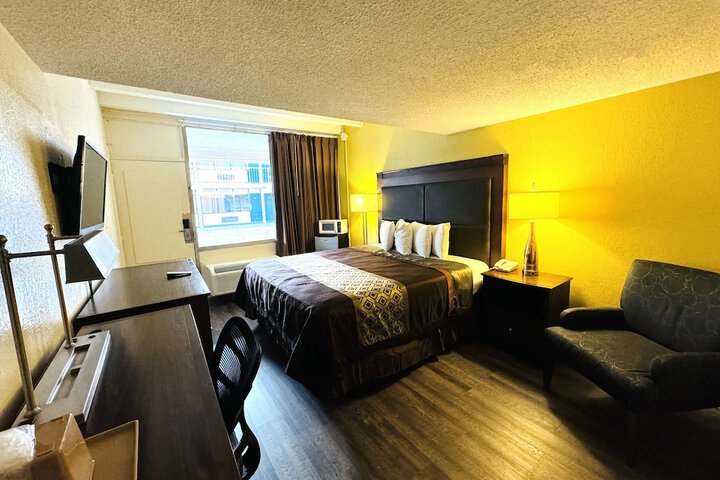 Deluxe Room 1 King Bed (2 of 18)