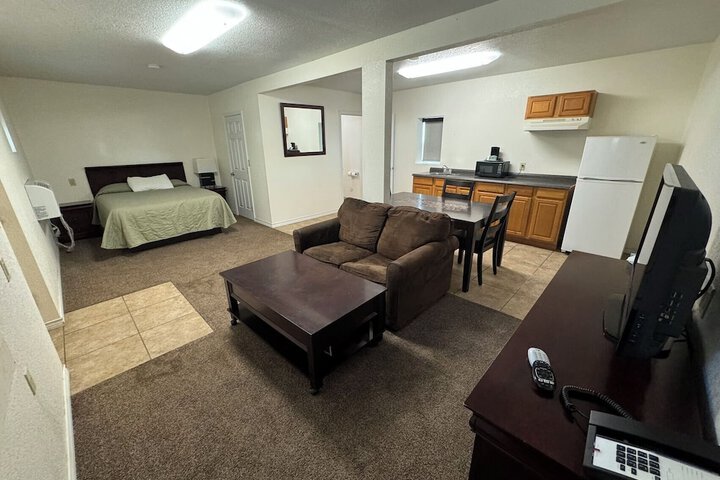 Room 6 of 10