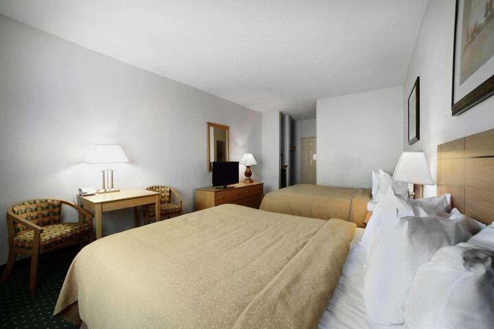 1 Queen Bed Accessible (2 of 29)