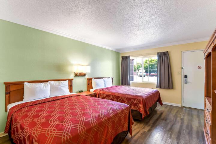 1 Queen Bed (15 of 24)