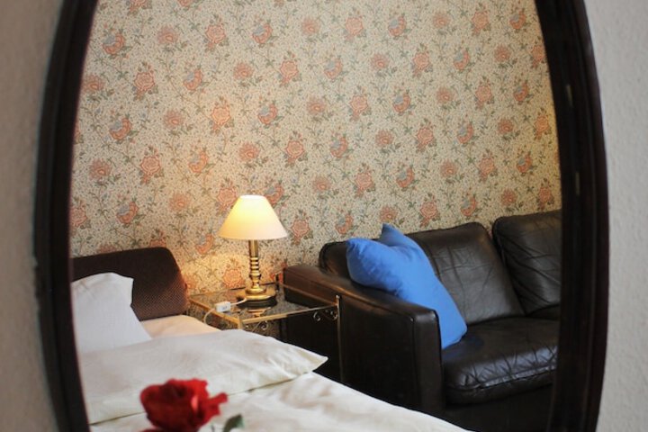 Room 8 of 76