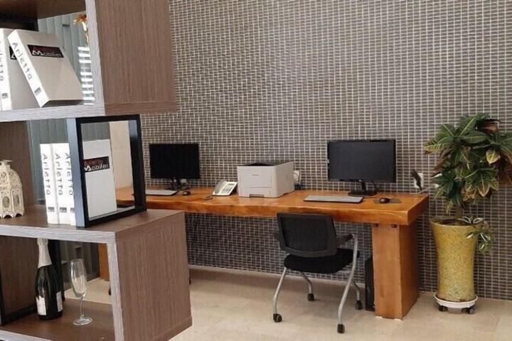 Business Center 77 of 84