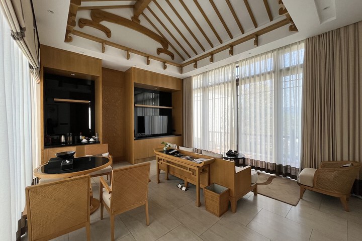 Room 4 of 68