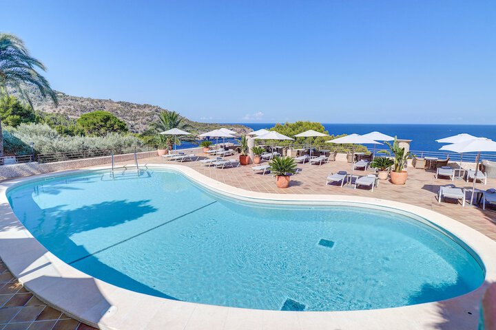 Hotel with Pool