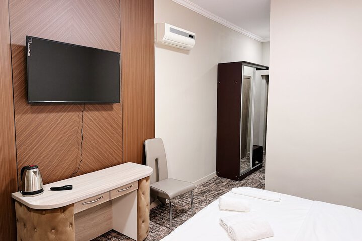 Room 5 of 16