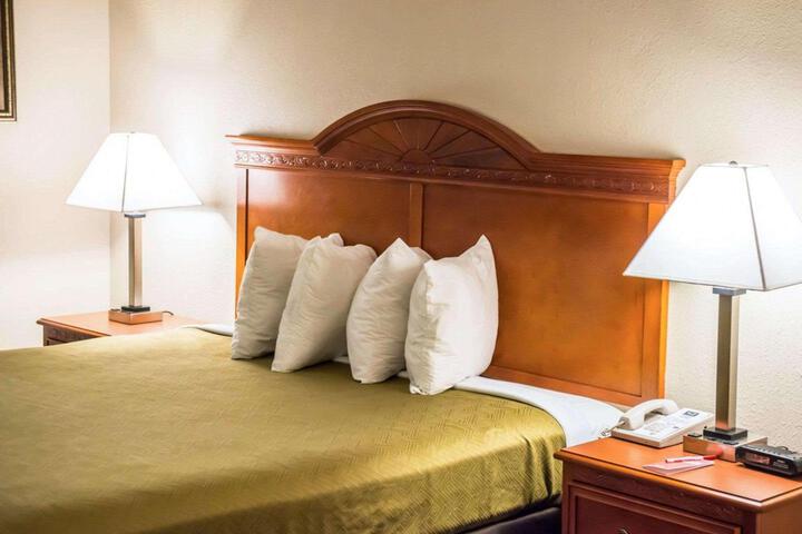 1 King Bed (6 of 8)